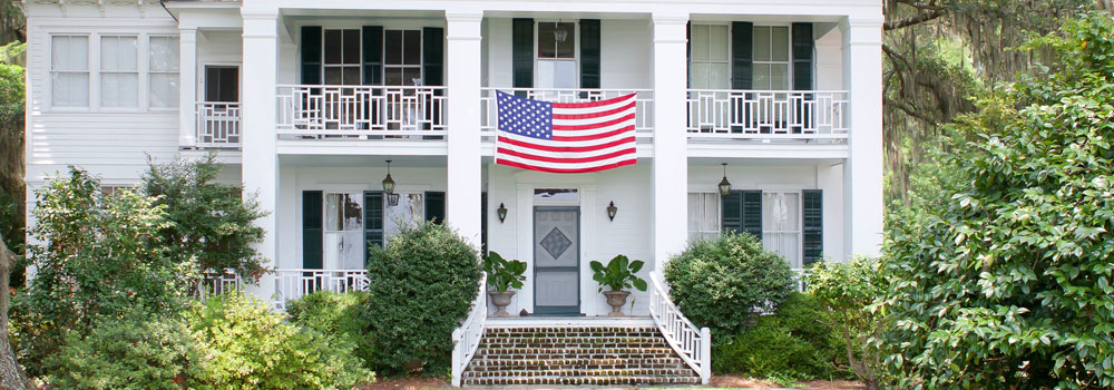 White house with US flag